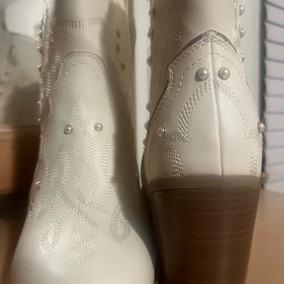 White Cream Pearl Western Booties with Pearl Gold Accents Size 10 WW - Picture 5 of 16